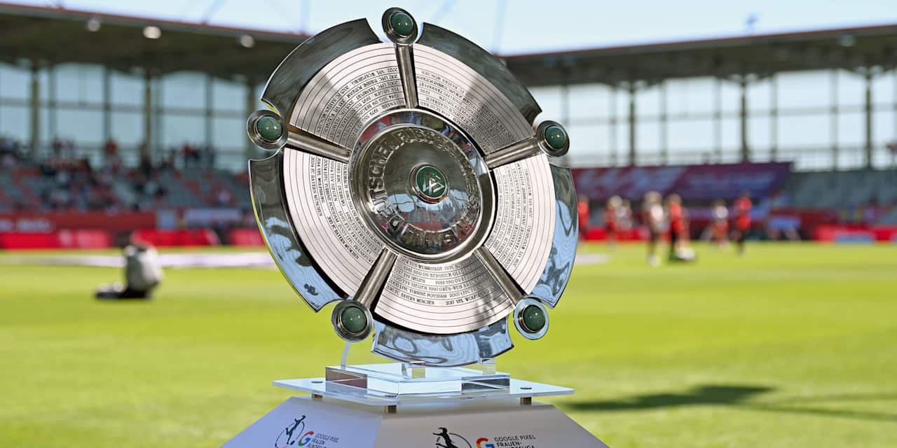 Die Meisterschale im FC Bayern Campus