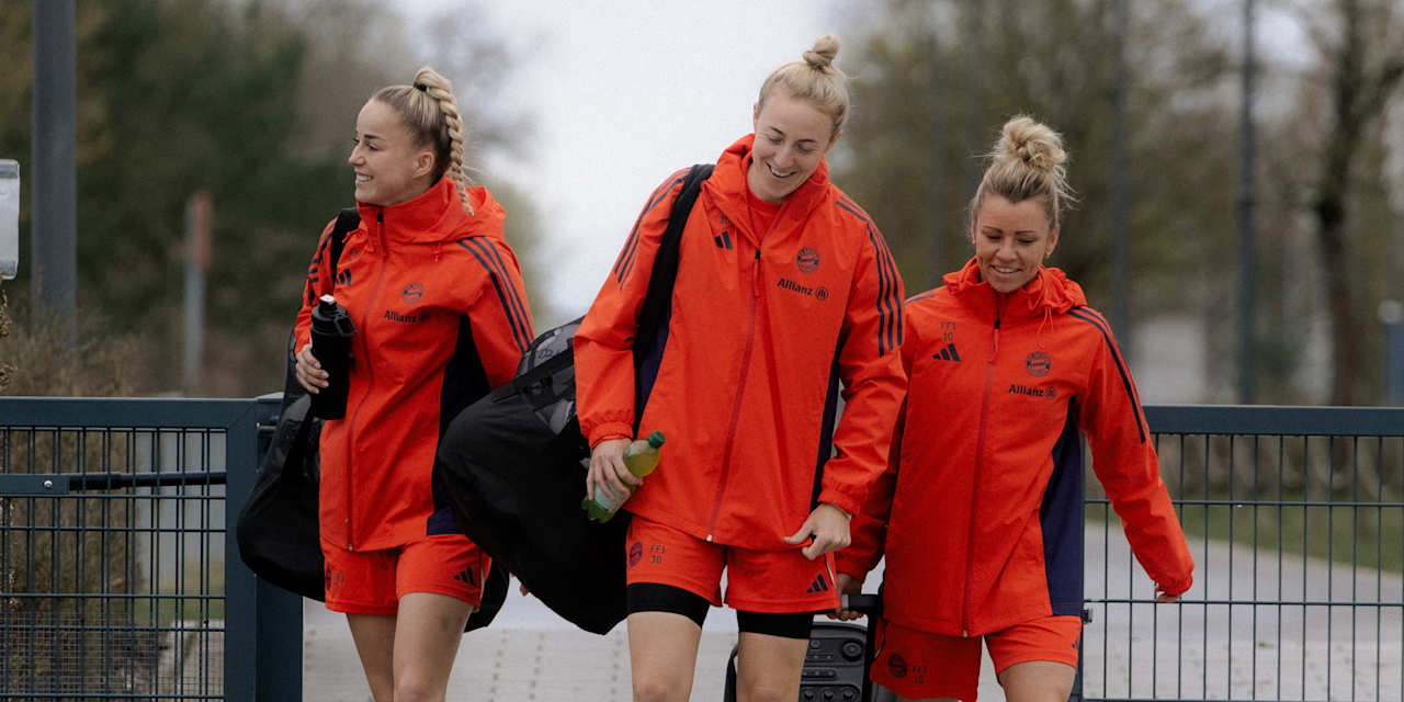 Carolin Simon, Linda Dallmann und Giulia Gwinn auf dem Weg zu einer Trainingseinheit am FC Bayern Campus.