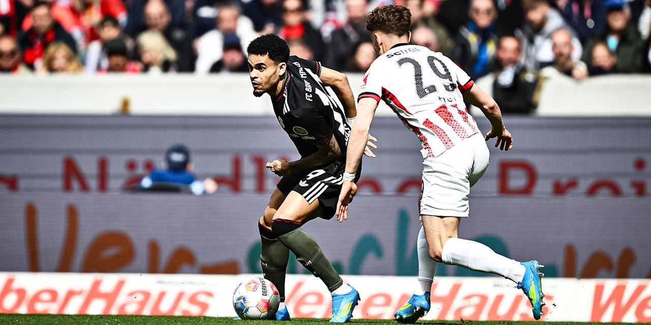 Luis Díaz im Zweikampf mit Blick nach vorne während des Gastspiels des FC Bayern in der Bundesliga beim SC Freiburg