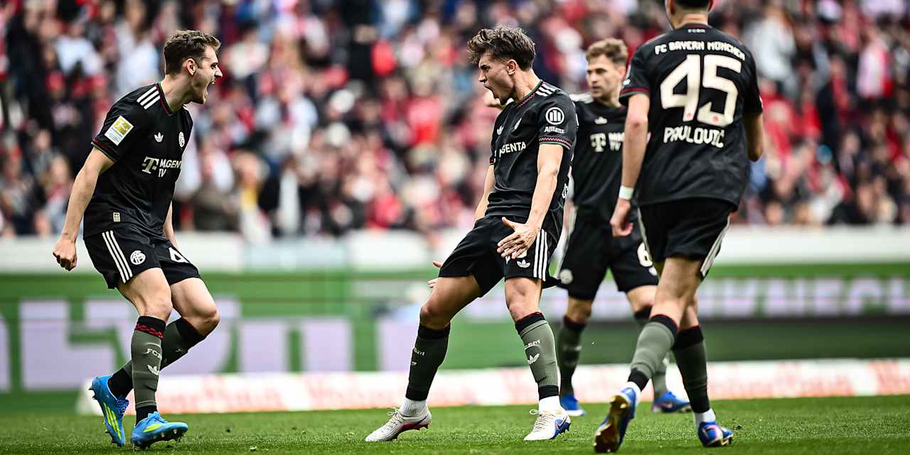 Tom Bischof jubelt nach dem Tor zum 2:2 während des Gastspiels des FC Bayern in der Bundesliga beim SC Freiburg
