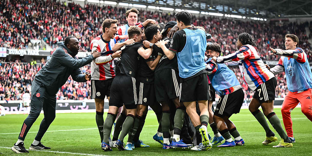 Jubeltraube während des Gastspiels des FC Bayern in der Bundesliga beim SC Freiburg