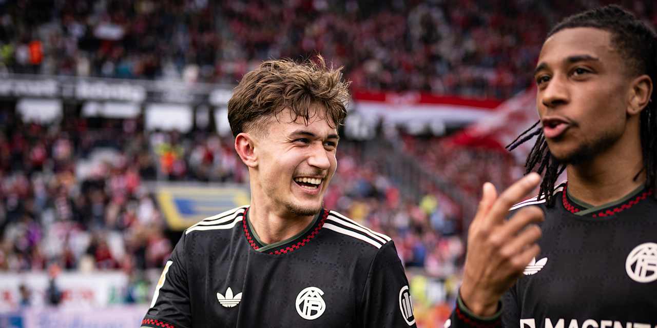 Tom Bischof breit grinsend nach dem Bundesliga-Sieg in Freiburg