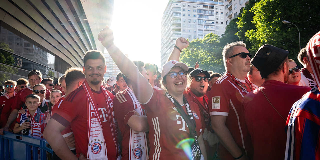 FC Bayern-Fans vor dem Bernabeu-Stadion in Madrid