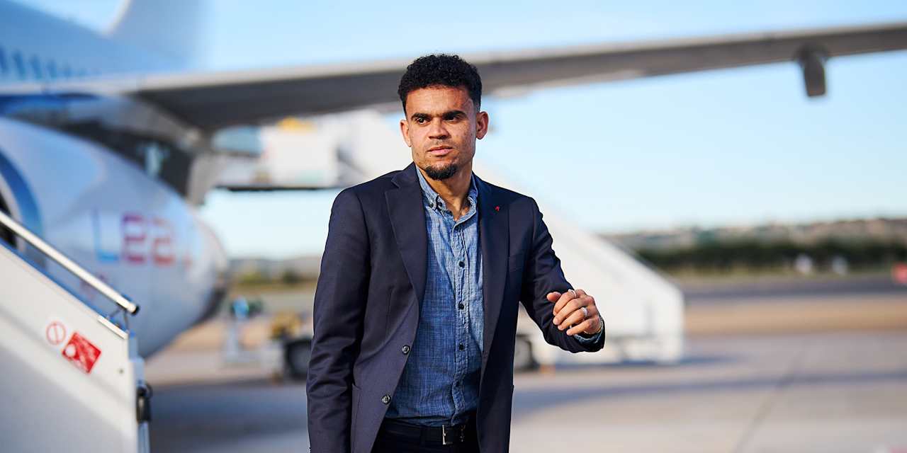 Luis Diaz steigt in Madrid aus dem Flugzeug