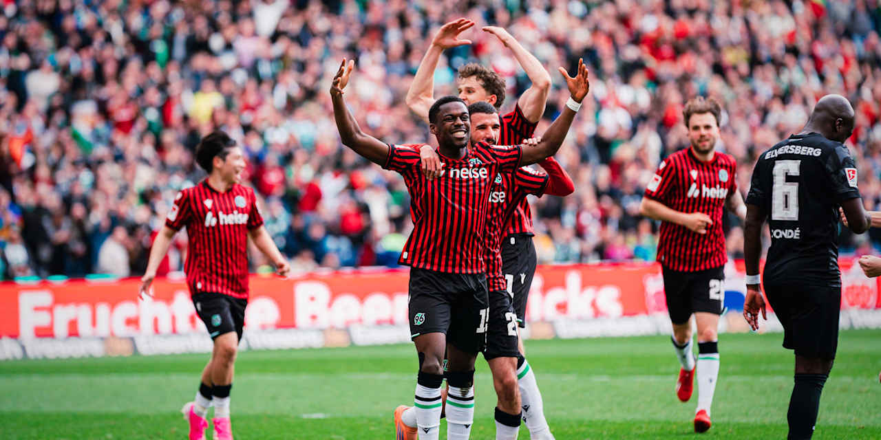 Noel Aseko Nkili jubelt mit seinen Mitspielern