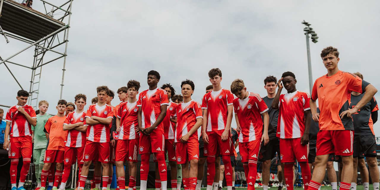 Die U15-Junioren des FC Bayern stehen gemeinsam zusammen.