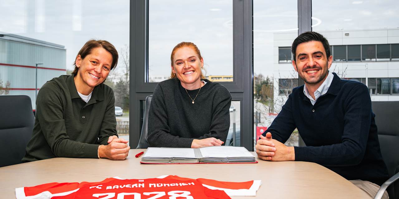 Bianca Rech, Stine Ballisager und Francisco De Sá Fardilha bei der Vertragsunterzeichnung am FC Bayern Campus.