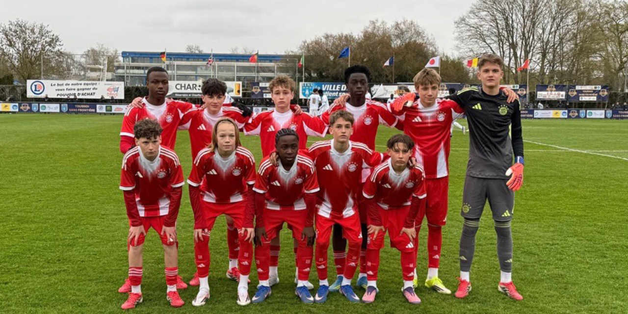 Die U14-Junioren des FC Bayern posieren für ein Teamfoto.