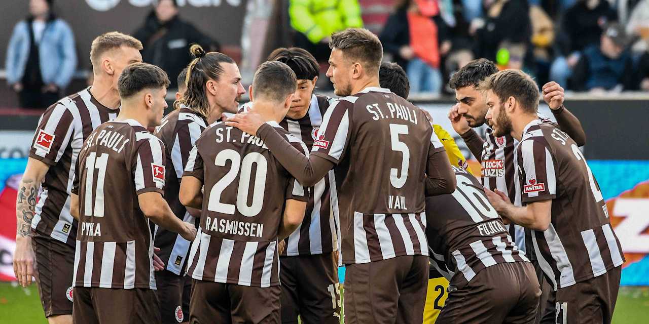 Spieler des FC St. Pauli bejubeln ein Tor.
