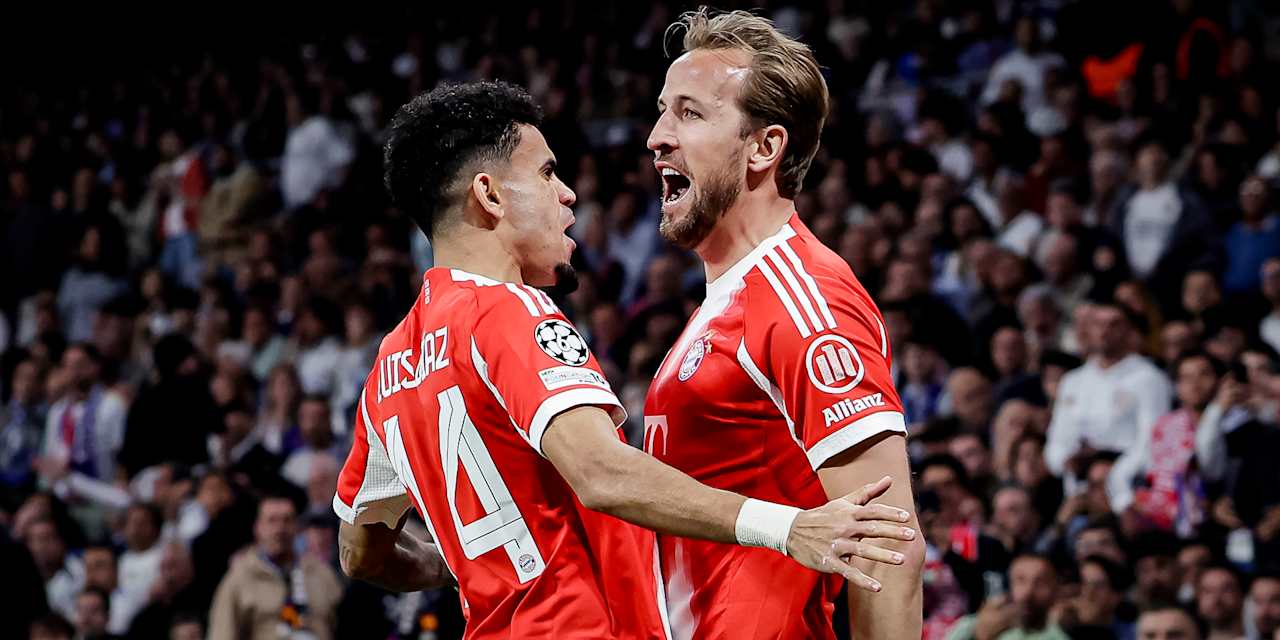 Harry Kane und Luis Díaz schreien vor Freude während des Viertelfinal-Hinspiels des FC Bayern bei Real Madrid