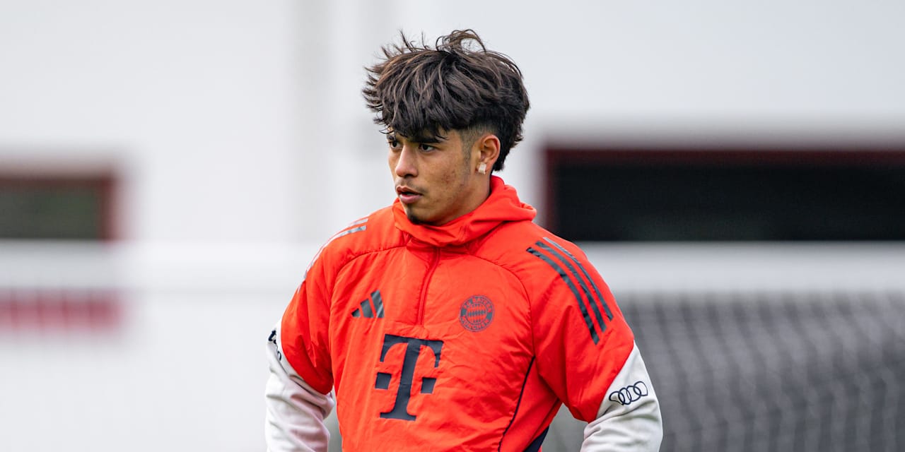 Maycon Cardozo im orangenen FC Bayern-Dress.