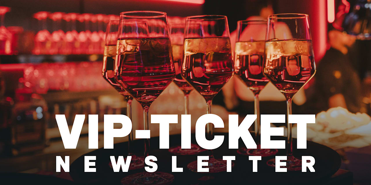 Weingläser auf einem Tisch mit Schriftzug "VIP-Ticket Newsletter"