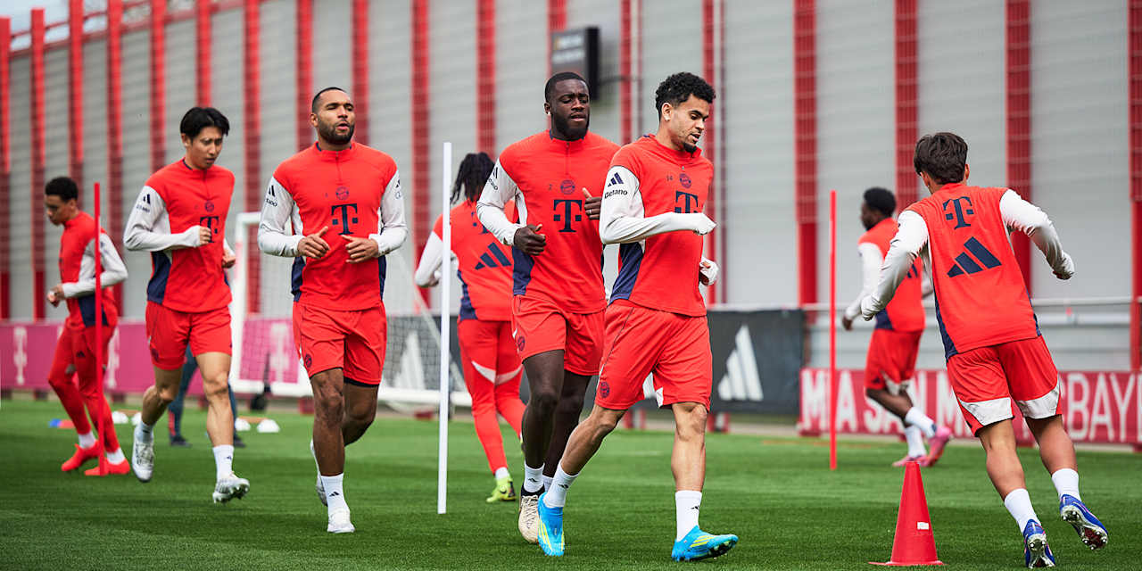 Die Spieler des FC Bayern laufen sich vor einer Trainingseinheit warm.