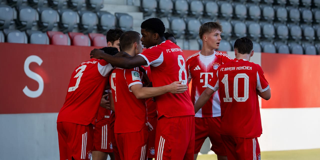 Die U19 des FC Bayern liegt sich jubelnd in den Armen.