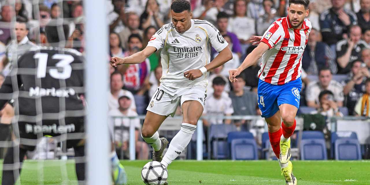 Kylian Mbappe im Zweikampf mit einem Girona-Spieler.