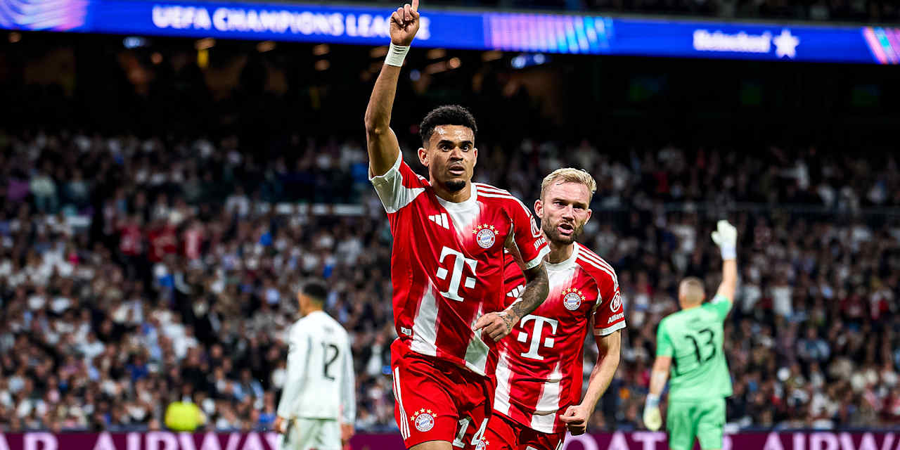 Luis Díaz jubelt während des Viertelfinal-Hinspiels des FC Bayern bei Real Madrid