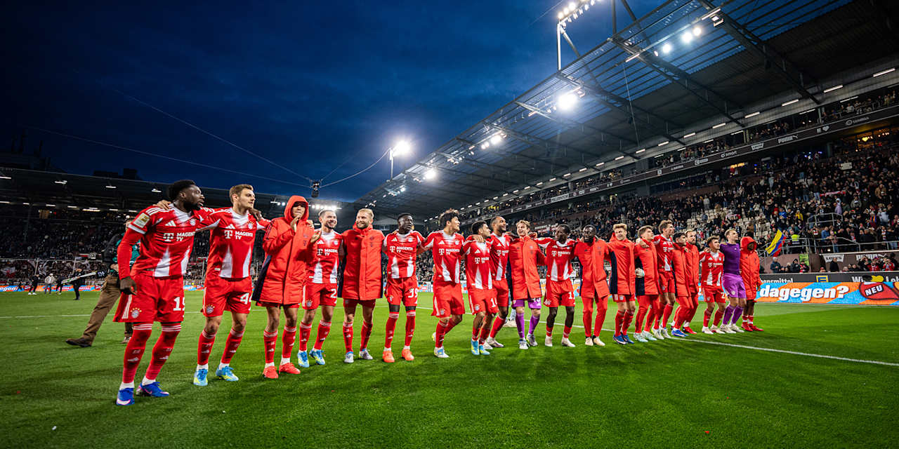 FC Bayern-Team jubelt mit eden Fans in der Kurve nach dem 5:0 im Bundesligaspiel des FC Bayern beim FC St. Pauli