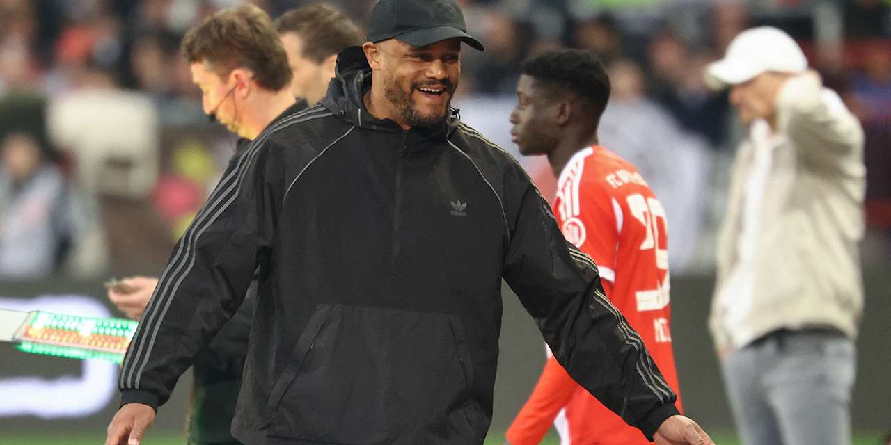 Vincent Kompany lacht an der Seitenlinie beim Spiel gegen St. Paul