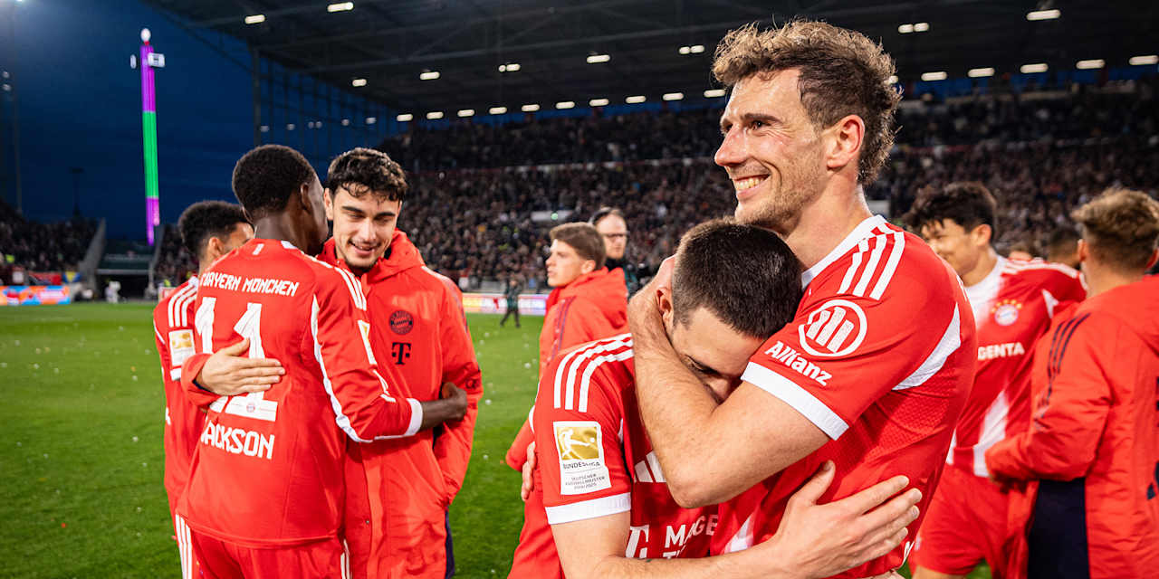 Leon Goretzka umarmt Raphael Guerreiro nach dem Bundesligaspiel des FC Bayern beim FC St. Pauli