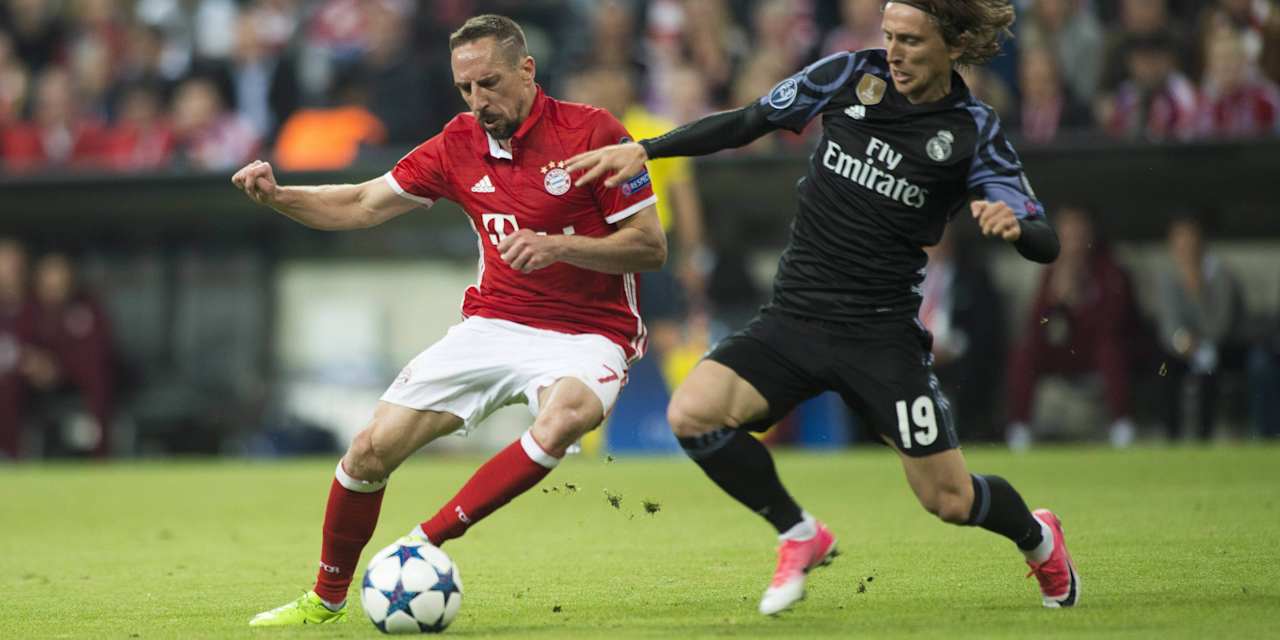 Franck Ribéry in a tussle with Real Madrid's Arbeloa.