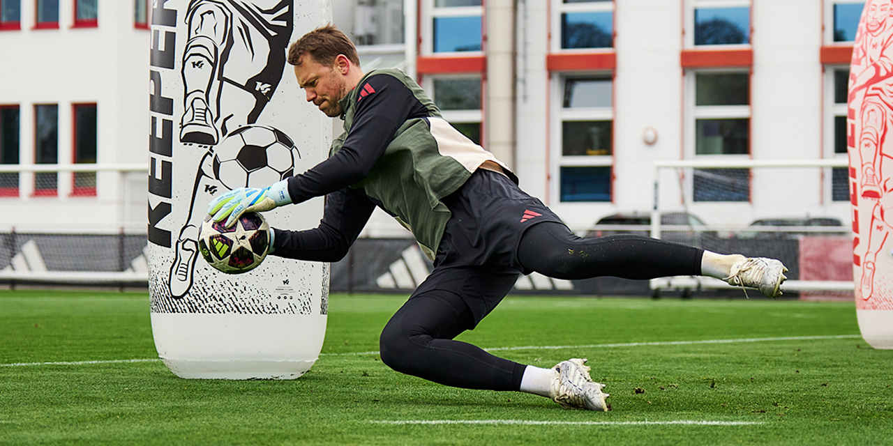 Manuel Neuer pariert einen Ball im Abschlusstraining des FC Bayern vor dem Champions League-Spiel gegen Real Madrid