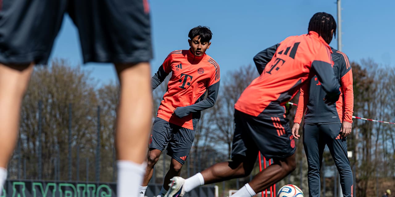 Skender Nuraj passt den Ball im Training der FC Bayern U17.