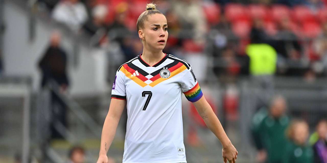Giulia Gwinn im Trikot der deutschen Nationalmannschaft schaut nach rechts.