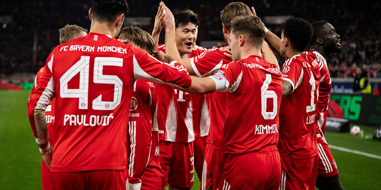 Die Spieler jubeln gemeinsam nach einem Tor im Bundesliga-Spiel des FC Bayern beim VfB Stuttgart