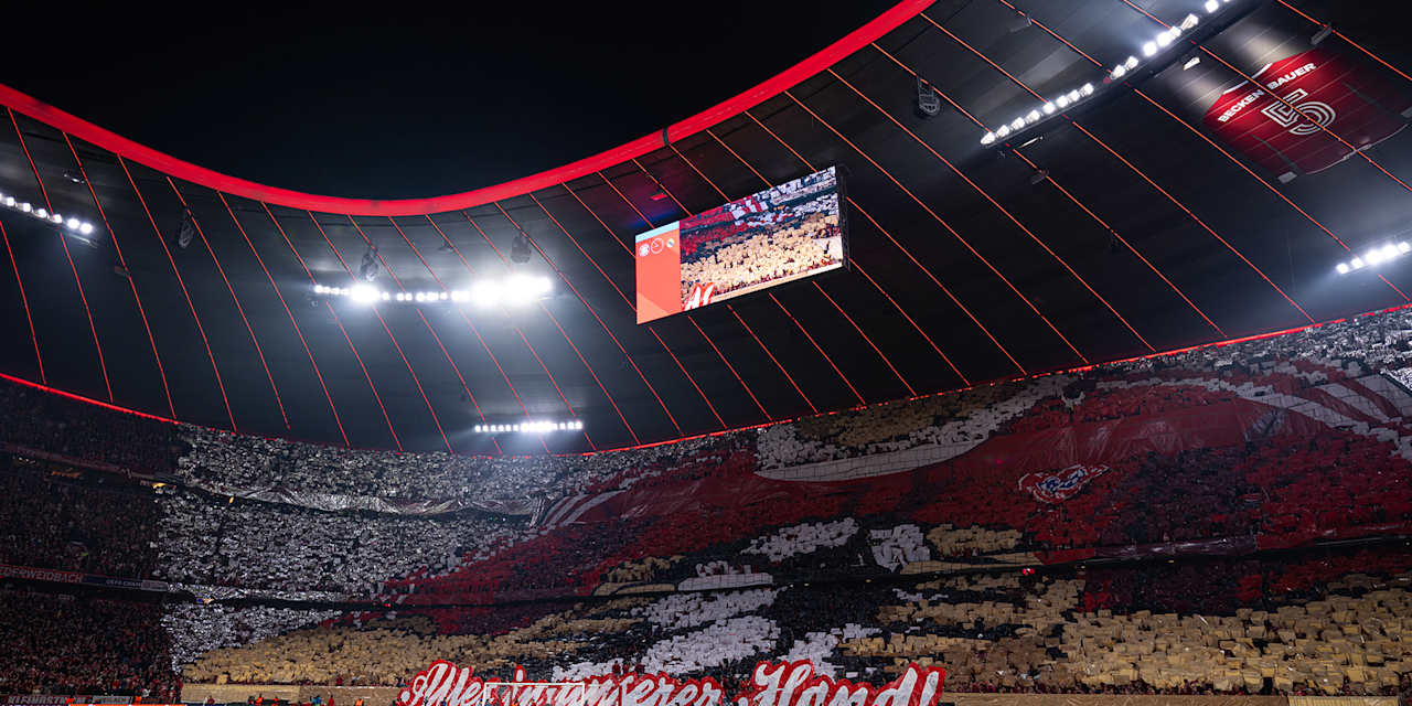 Choreographie in der Südkurve der Allianz Arena zeigt die Brust eines Fußballers im roten Trikot vor dem Champions League-Viertelfinale zwischen dem FC Bayern und Real Madrid