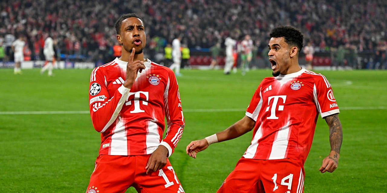 Michael Olise jubelt auf Knien mit Luis Diaz nach dem 4:3 im im Champions League-Viertelfinale zwischen dem FC Bayern und Real Madrid