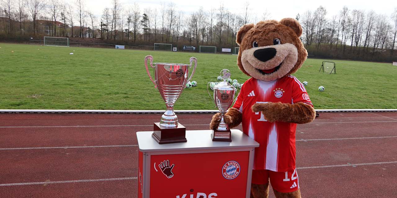 Berni beim Fußballcamp mit den Pokalen