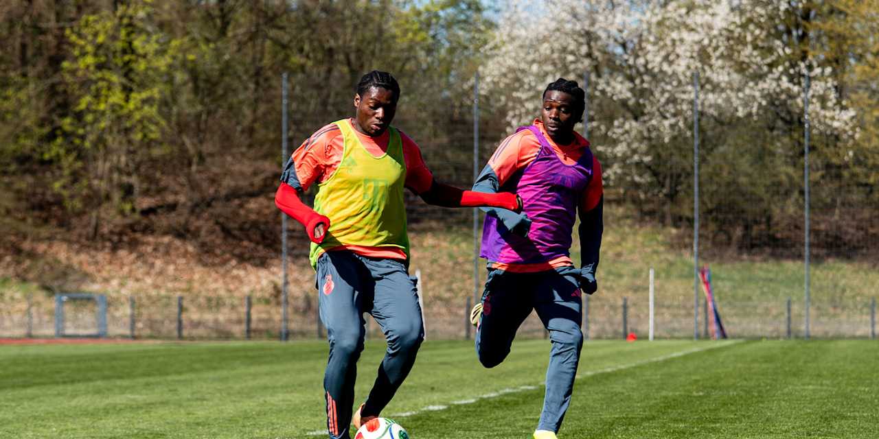 Frank Egwuatu mit dem Ball am Fuß im Zweikampf mit Oluwaseyi Wilson.