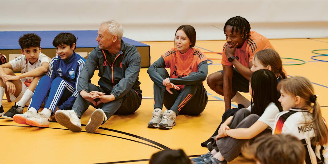 Wisdom Mike im Sitzkreis.