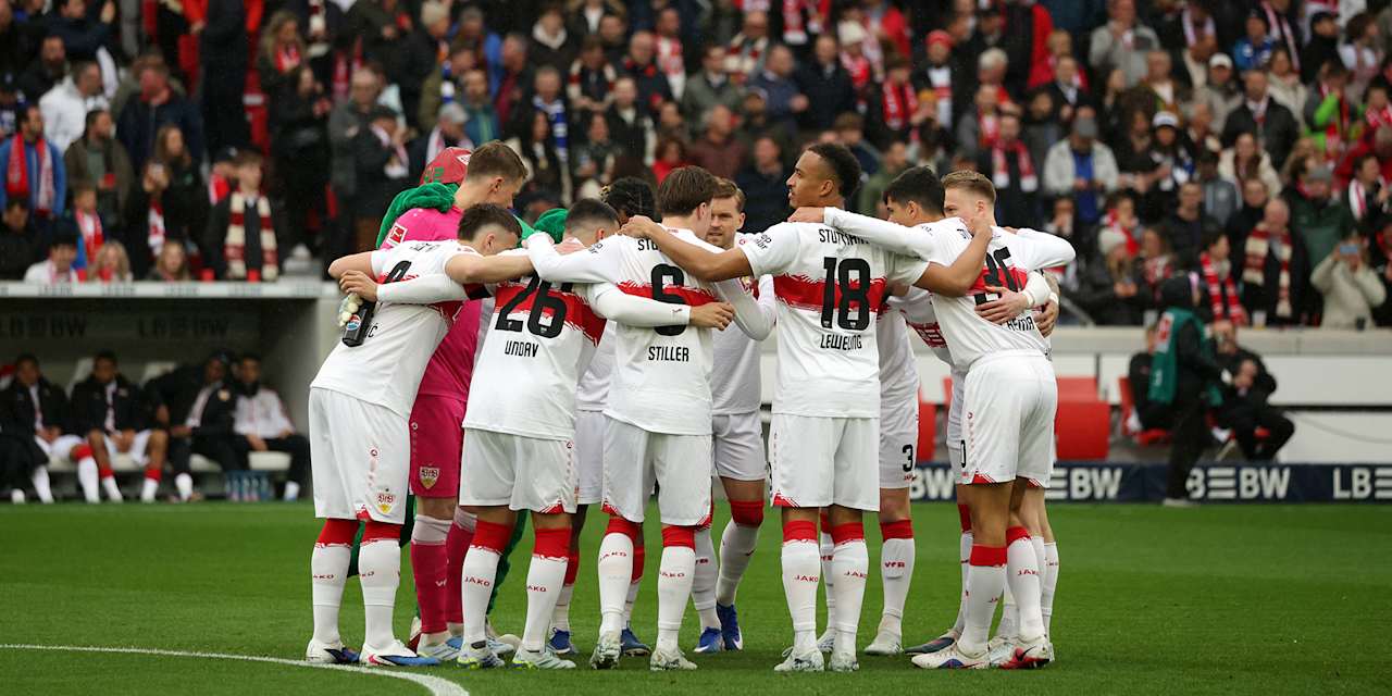 Das Team des VfB Stuttgart bilden einen Kreis vor einem Bundesliga-Spiel.