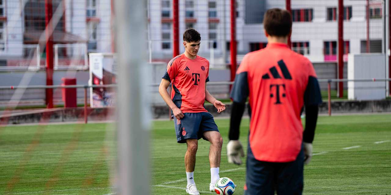 Ljubo Puljic passt den Ball im Training der FC Bayern Amateure.