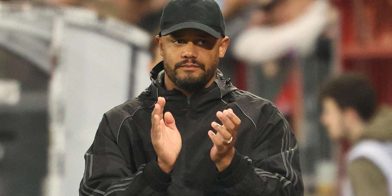 Vincent Kompany klatscht beim Spiel gegen St. Pauli in die Hände.