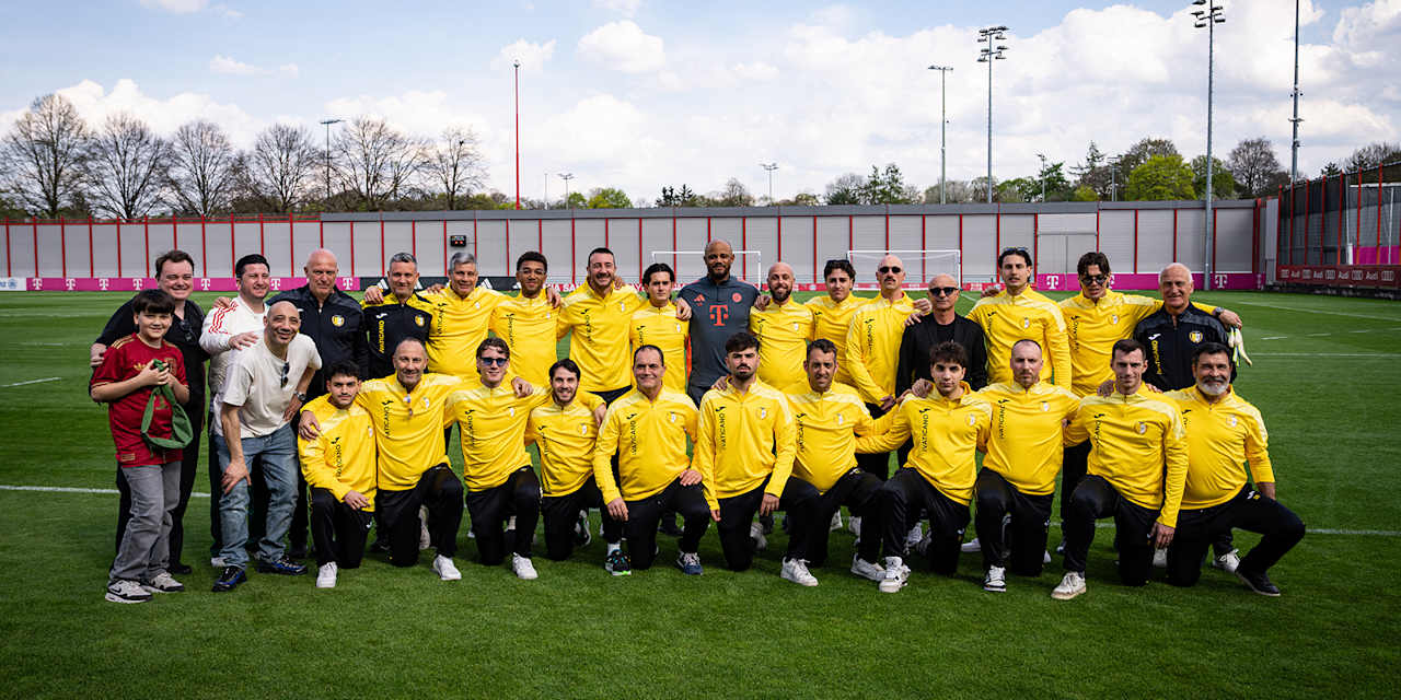 Gruppenfoto der Nationalmannschaft des Vatikans mit Vincent Kompany