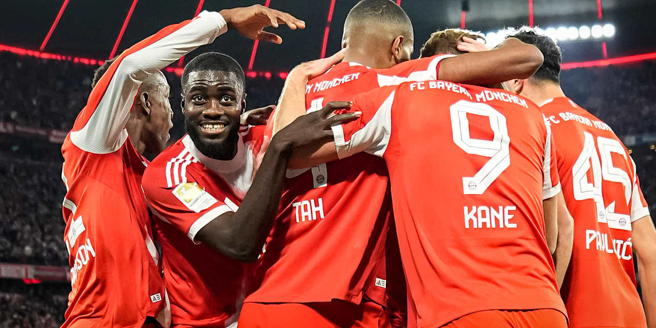 Dayot Upamecano und seine Teamkollegen bejubeln das 1:0 während des Bundesliga-Heimspiels des FC Bayern gegen Borussia Dortmund