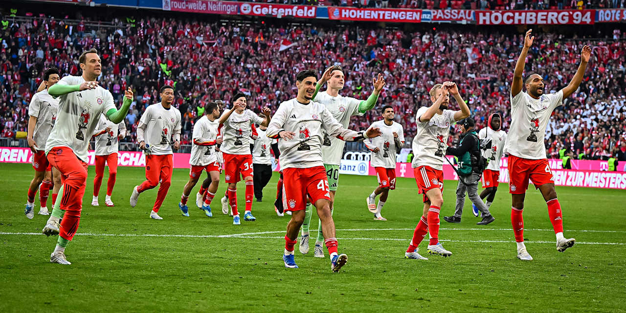 Die Mannschaft feiert die Deutsche Meisterschaft vor der Kurve nach dem Heimsieg gegen den VfB Stuttgart
