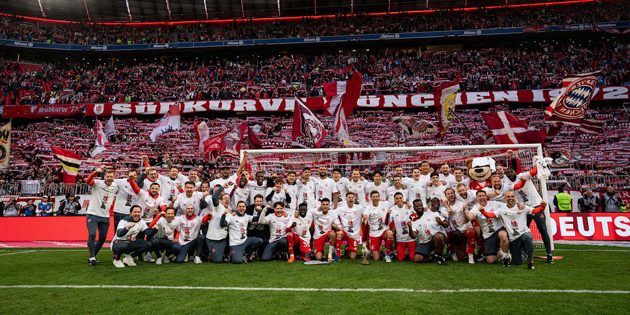 Die Mannschaft und das Trainerteam des FC Bayern jubeln vor der Südkurve über die Meisterschaft