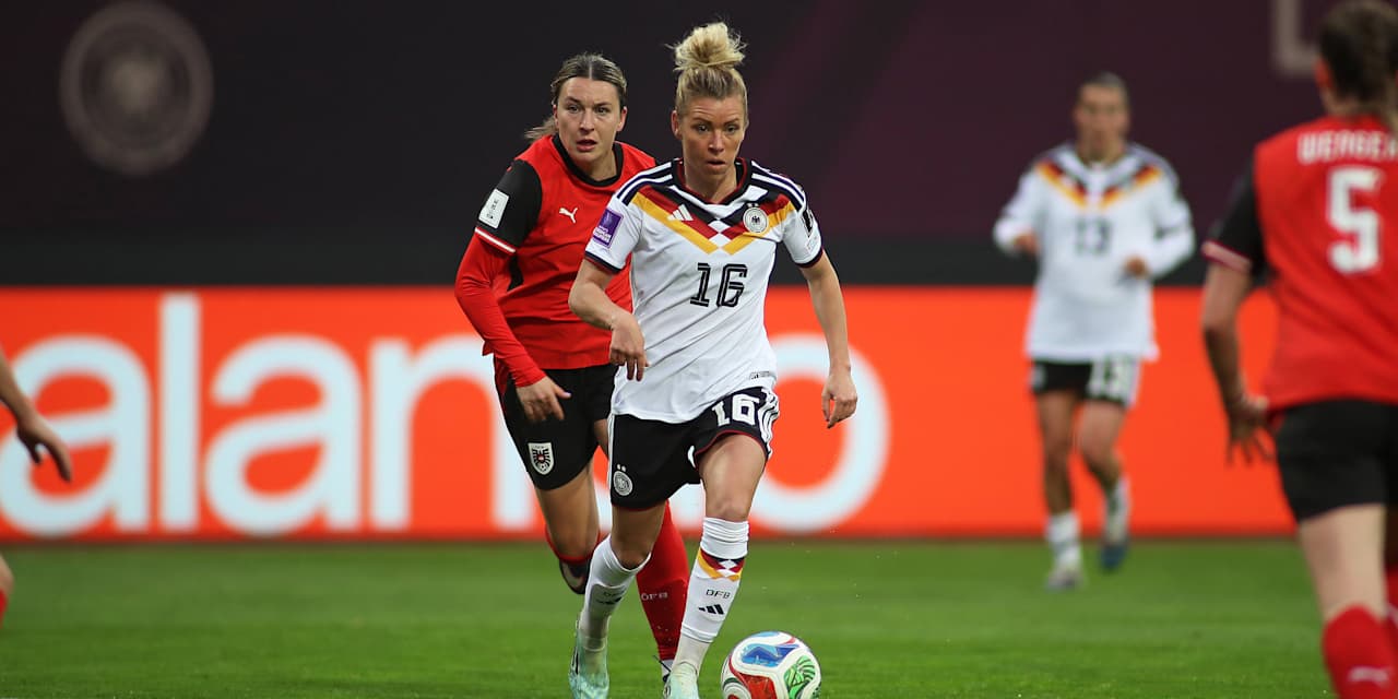 Linda Dallmann führt den Ball.