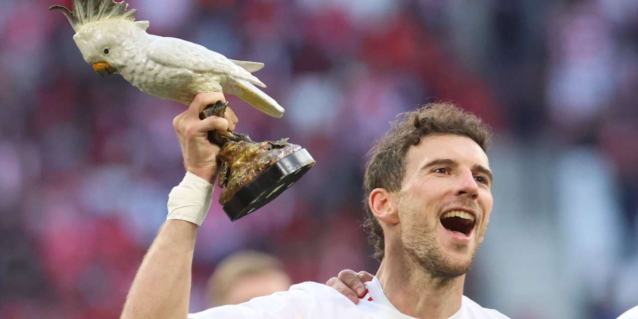 Leon Goretzka mit dem Porzellan-Kakadu, dem Talisman des FC Bayern