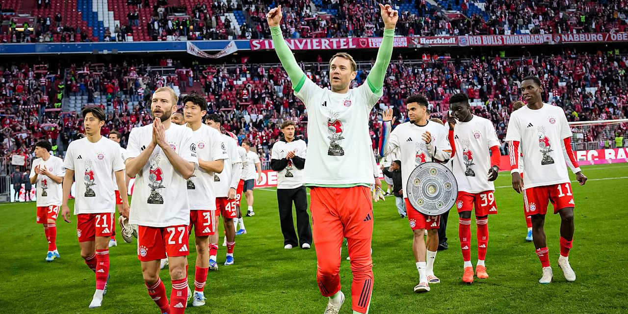 Die Mannschaft feiert die Deutsche Meisterschaft nach dem Heimsieg gegen den VfB Stuttgart