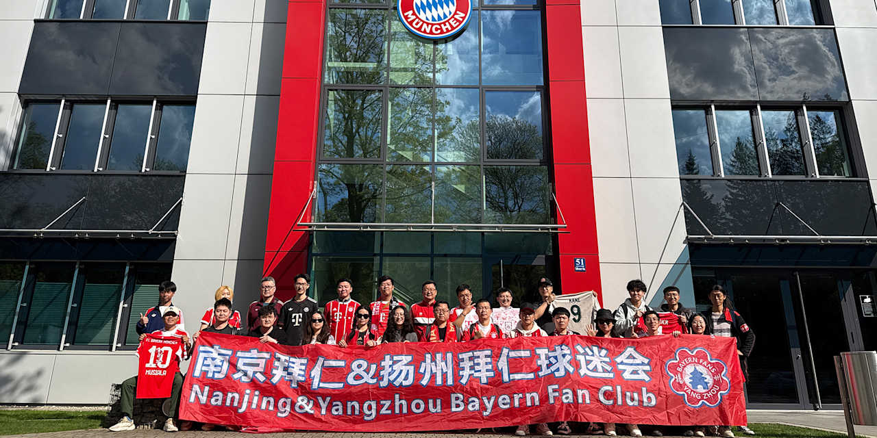 FC Bayern fans from Nanjing and Shenzhen outside Säbener Straße