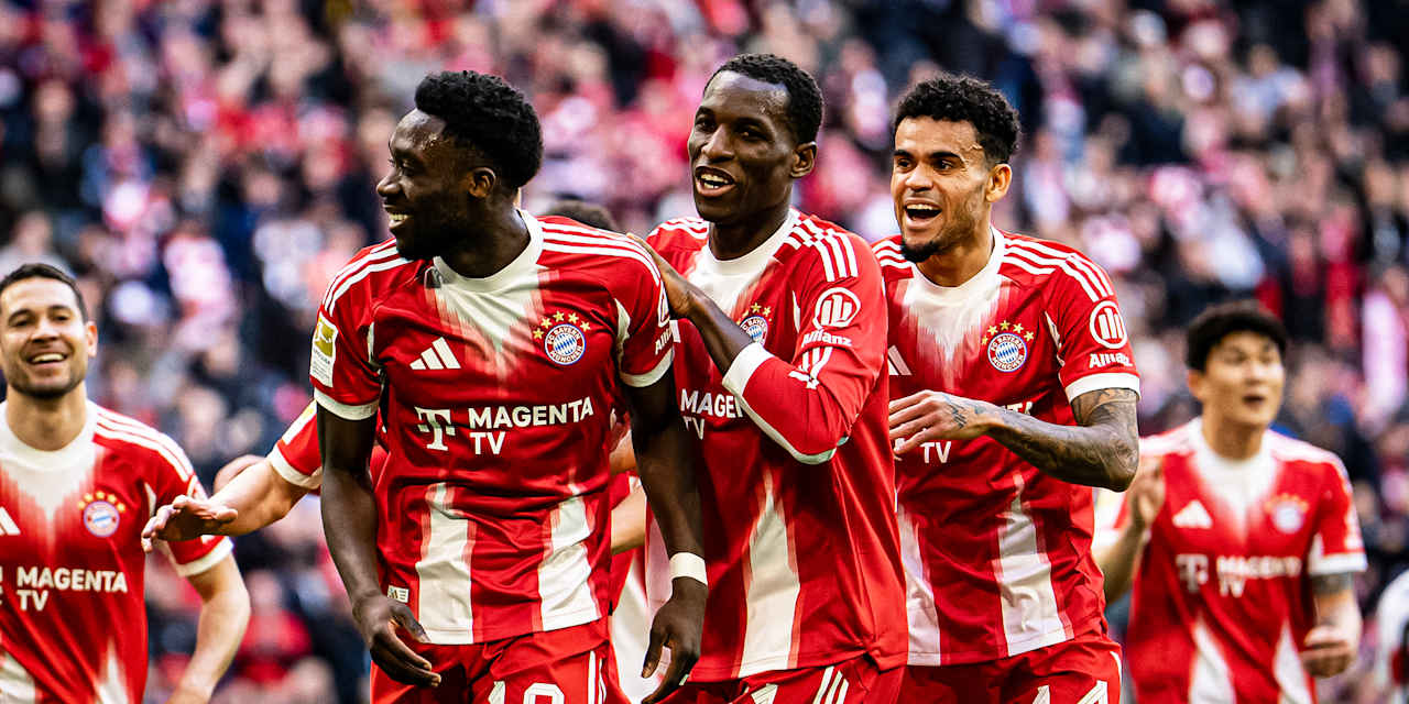 Alphonso Davies, Luis Díaz und Nicolas Jackson jubeln während des Bundesliga-Heimspiels des FC Bayern gegen den VfB Stuttgart