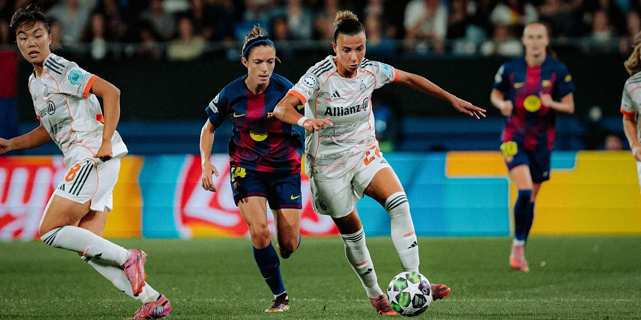 Arianna Caruso mit Ball am Fuß während des Gastspiels der FC Bayern Frauen in der UEFA Women’s Champions League beim FC Barcelona