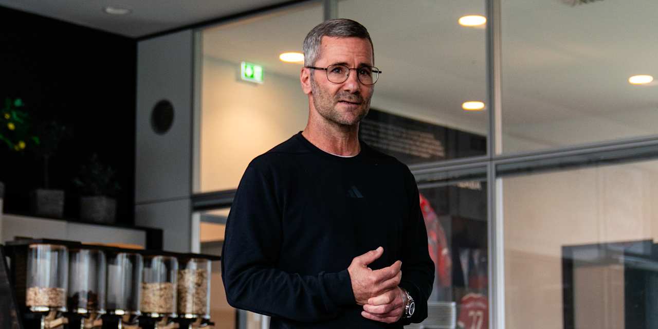 Michael Wiesinger hält eine Rede in der Mensa des FC Bayern Campus.