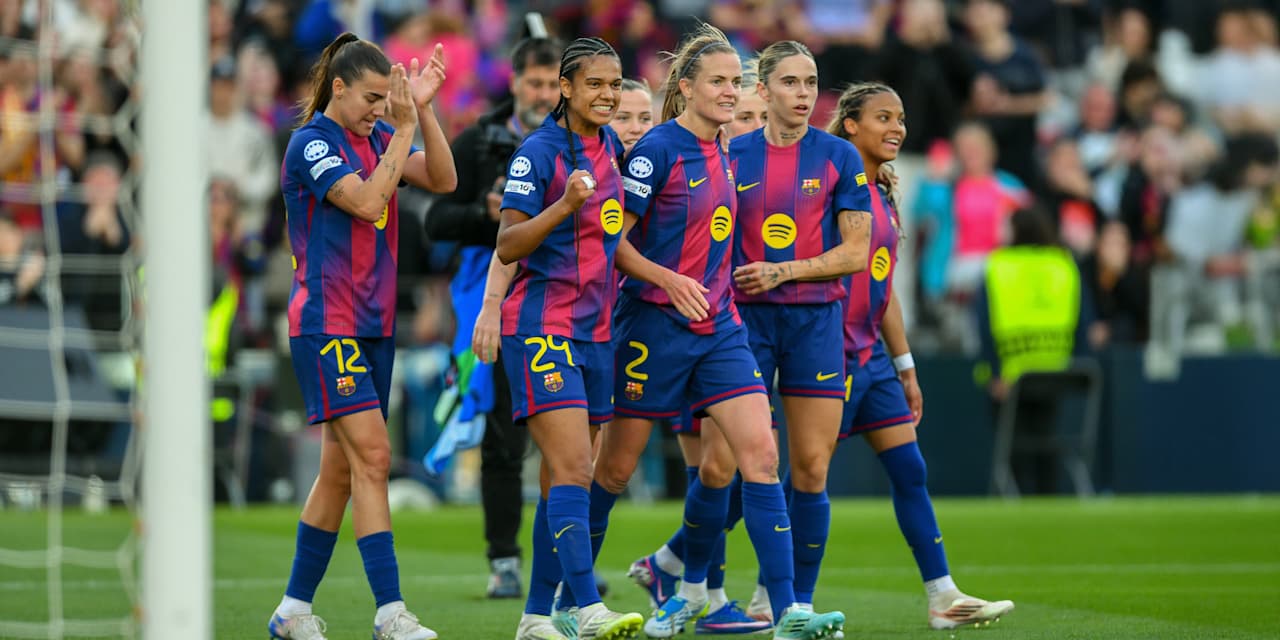 Nach einem Tor gegen Real Madrid jubeln die Spielerinnen des FC Barcelona.