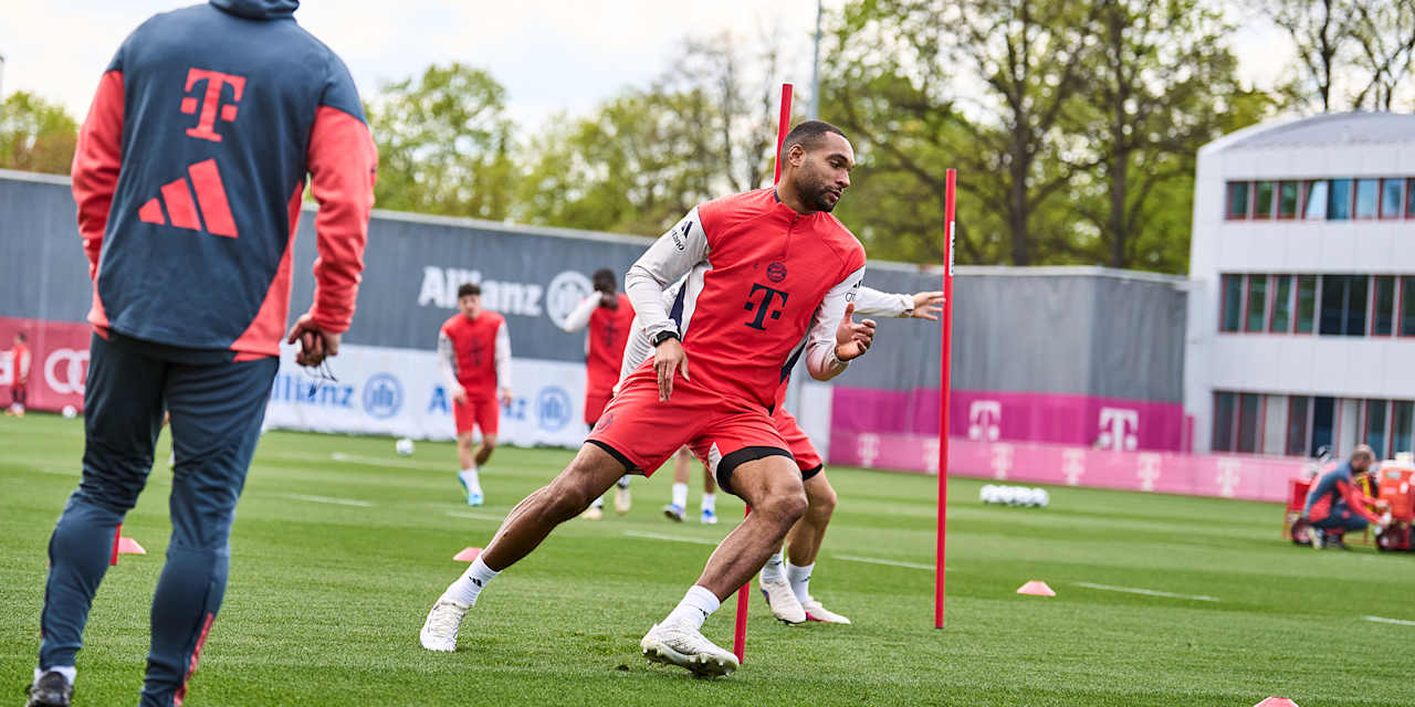 Jonathan Tah rennt im Training des FC Bayern