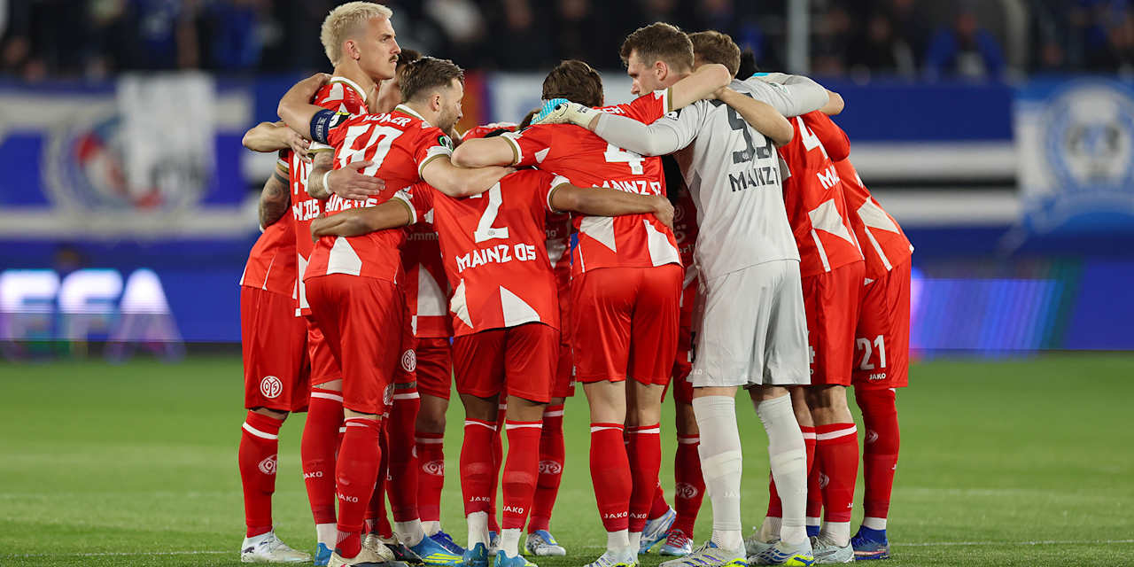 Spieler des 1. FSV Mainz bilden einen Kreis vor Anpfiff